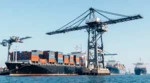 حملونقل کانتینر: راهنمای تخصصی برای جابهجایی ایمن و بیدردسر محمولهها